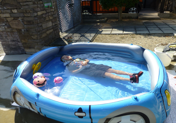子供用プールで“浮いて待て”を実践する子供